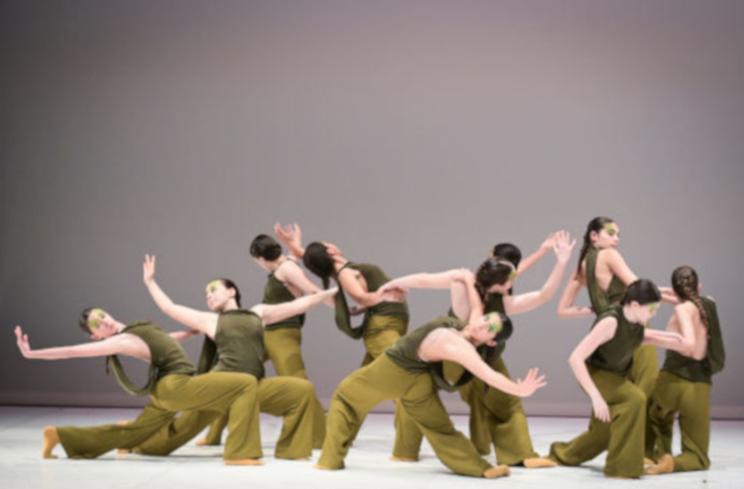 Grupo a dançar em palco