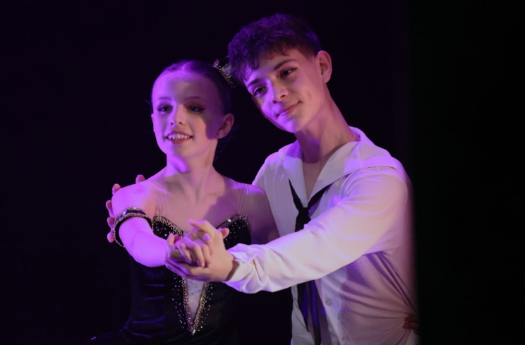 Fotografia da coreografia "Pas de Deux Harlequinade" - Créditos: Pedro Quito