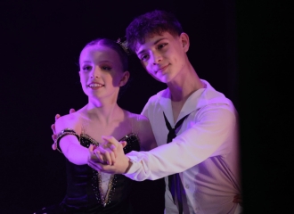 Fotografia da coreografia "Pas de Deux Harlequinade" - Créditos: Pedro Quito