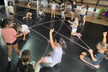 Alunos a fazer um jogo com fios