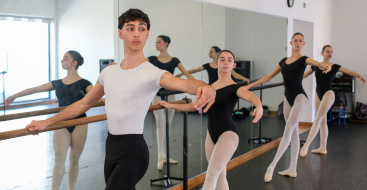 Alunos em exercicios de Dança Clássica