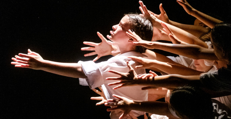 Braços esticados e mãos abertas sobrepostos