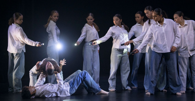 Grupo de dança contemporânea em palco