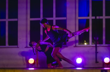 Dueto a dançar em palco