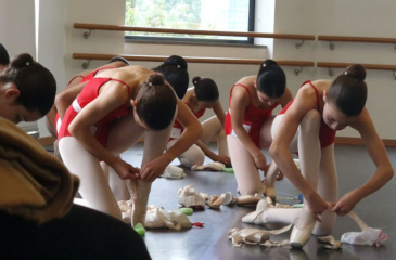 Alunos a fazer exame de dança clássica