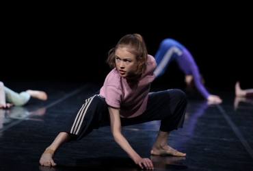 Rapariga em posição de dança contemporânea