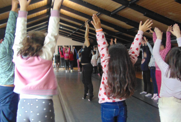 Alunos de dança a alongar