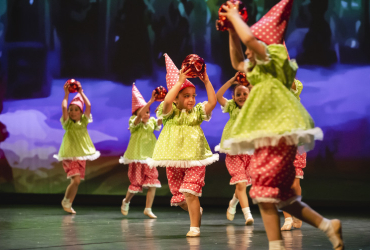 Meninos a dançar no palco