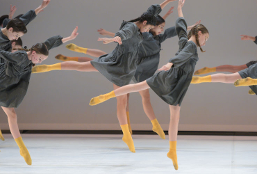 Grupo a dançar no palco